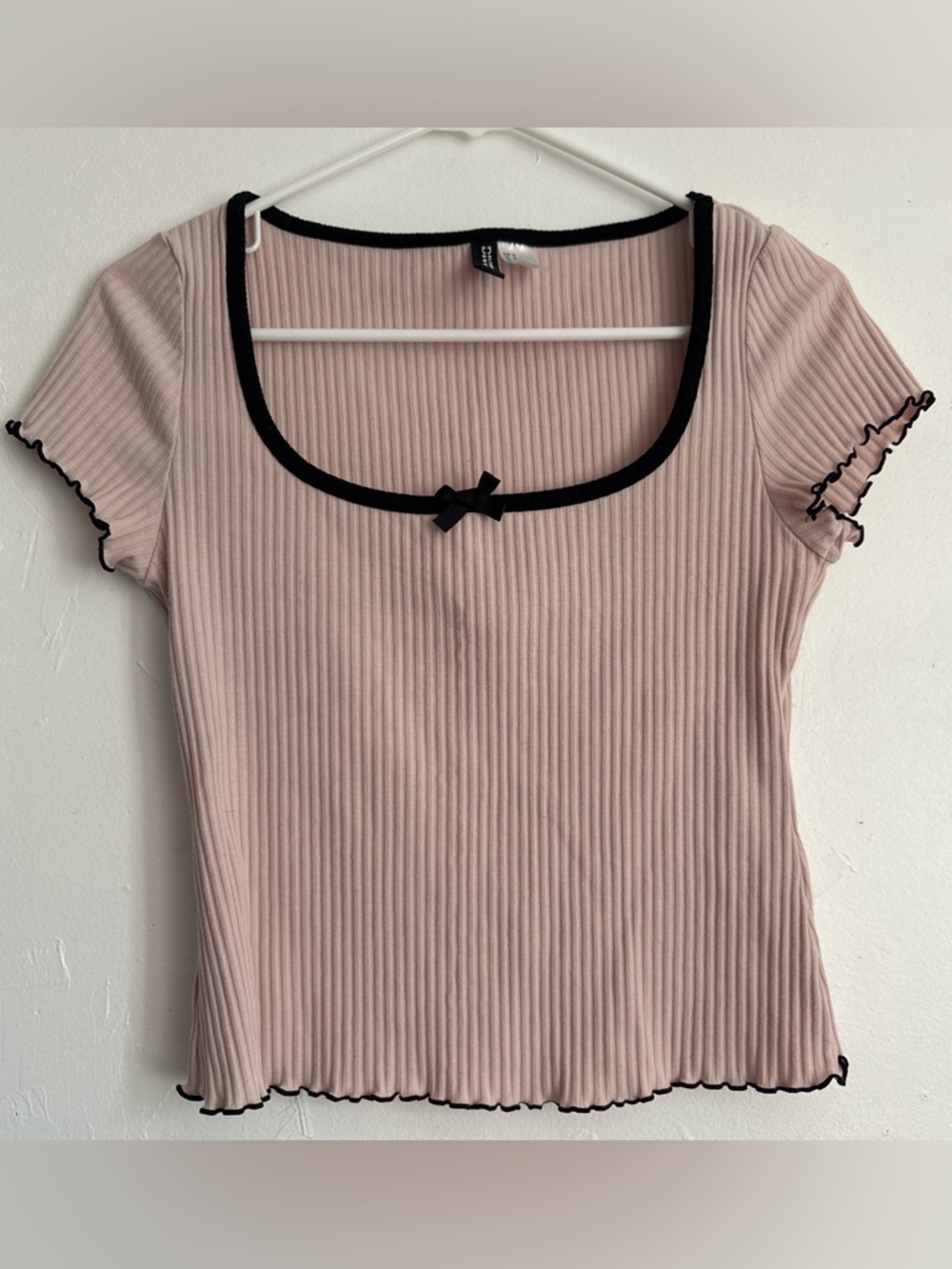 H&M Blush Ribbed Scoop Neck Short Sleeve Top with Black Trim